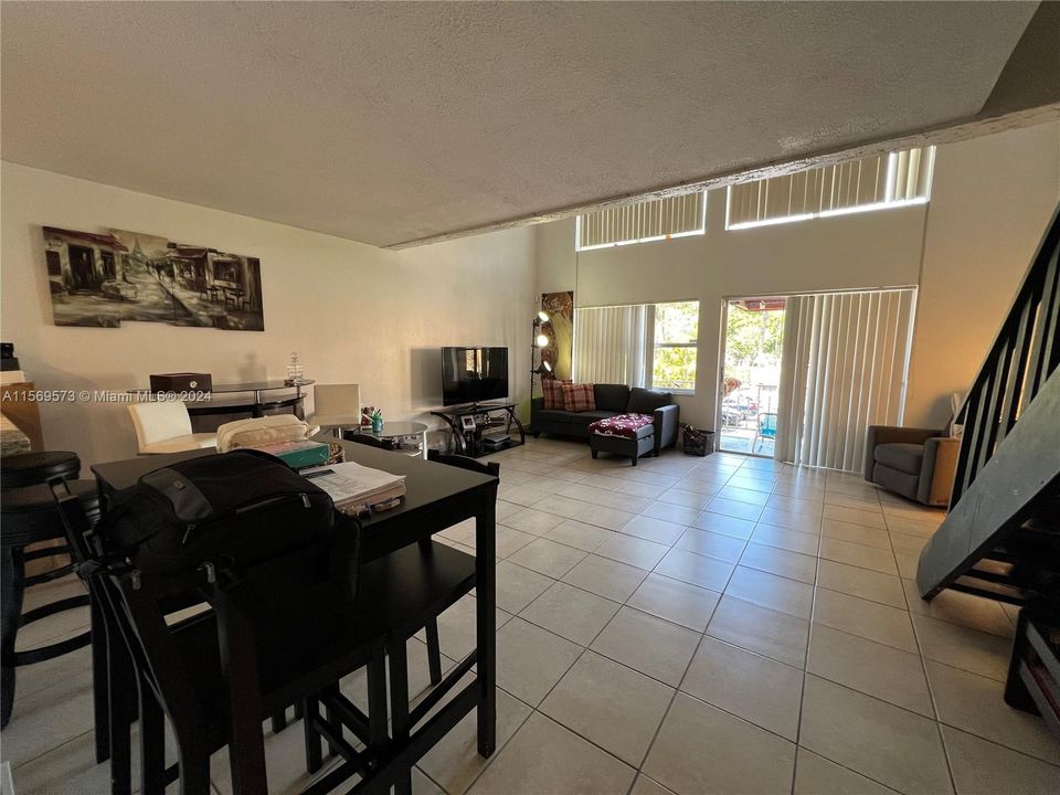 For Sale: $225,000 (1 beds, 1 baths, 982 Square Feet)