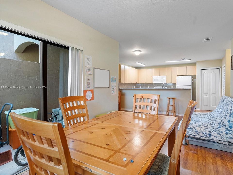 For Sale: $329,000 (2 beds, 2 baths, 1139 Square Feet)