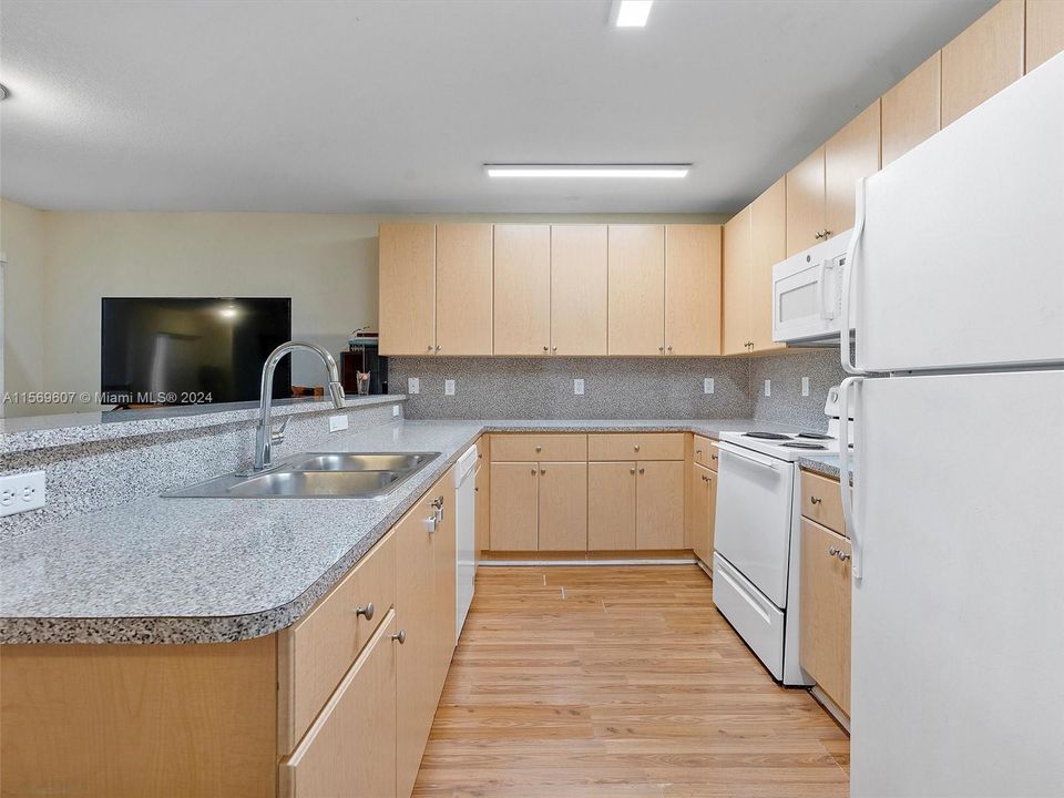 For Sale: $329,000 (2 beds, 2 baths, 1139 Square Feet)