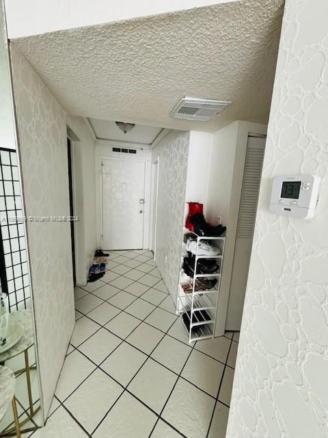 For Sale: $237,000 (1 beds, 1 baths, 887 Square Feet)