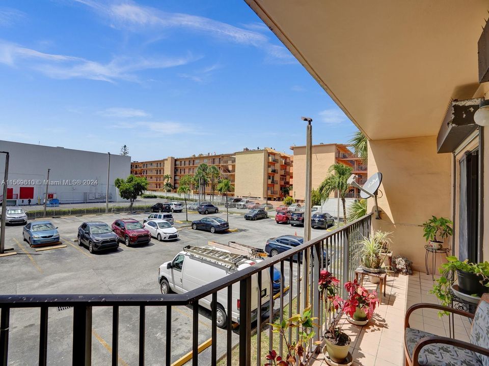 Active With Contract: $295,000 (3 beds, 2 baths, 994 Square Feet)