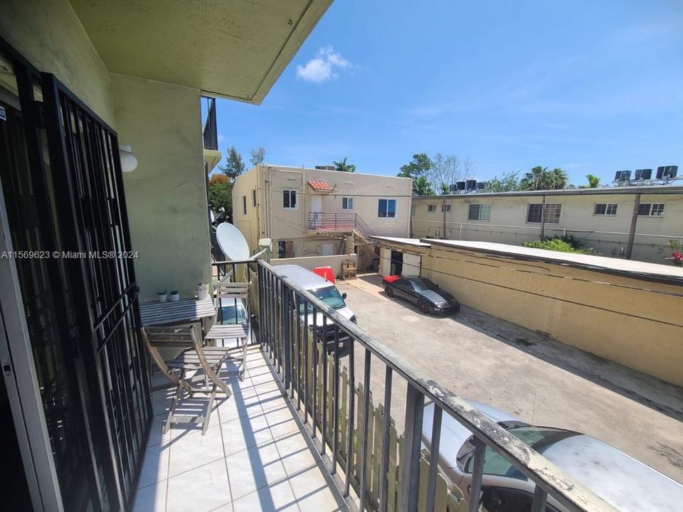 For Sale: $295,000 (1 beds, 1 baths, 665 Square Feet)