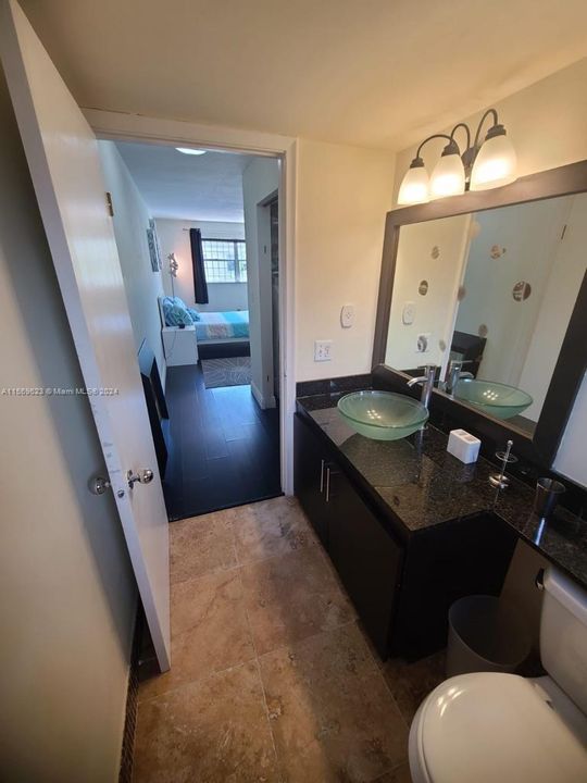For Sale: $295,000 (1 beds, 1 baths, 665 Square Feet)