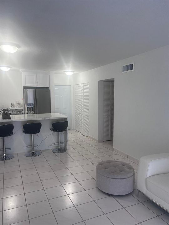 Active With Contract: $320,000 (1 beds, 1 baths, 710 Square Feet)
