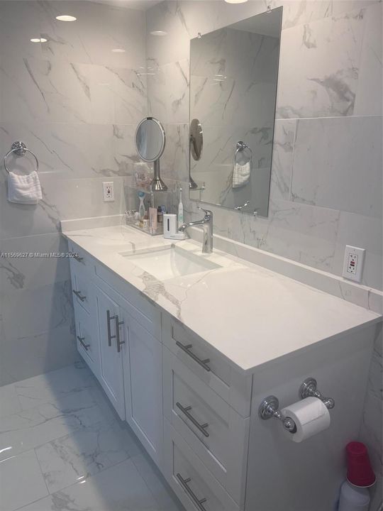 Recently Sold: $320,000 (1 beds, 1 baths, 710 Square Feet)