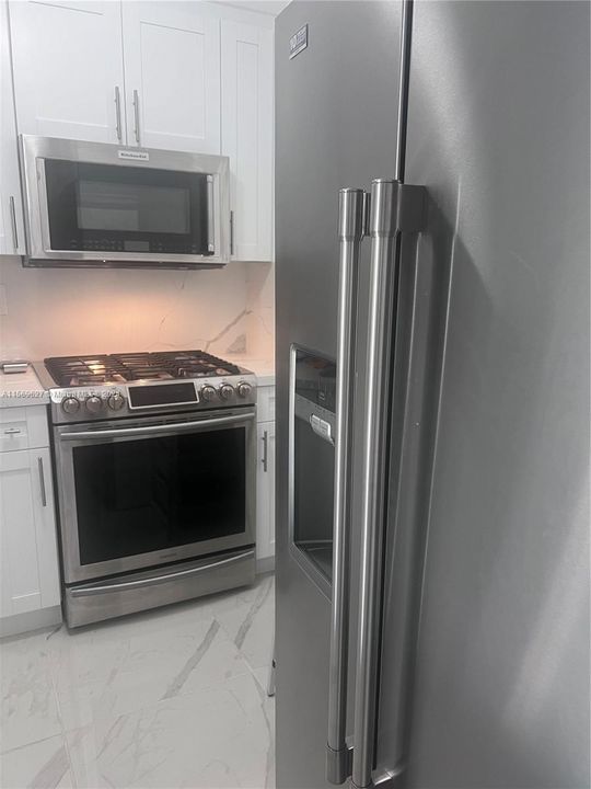 Active With Contract: $320,000 (1 beds, 1 baths, 710 Square Feet)