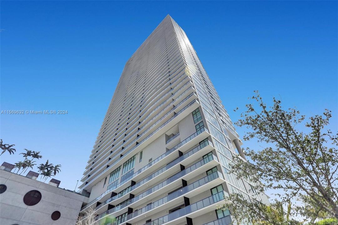 One Paraiso, a luxury highrise condo in the Heart of Edgewater