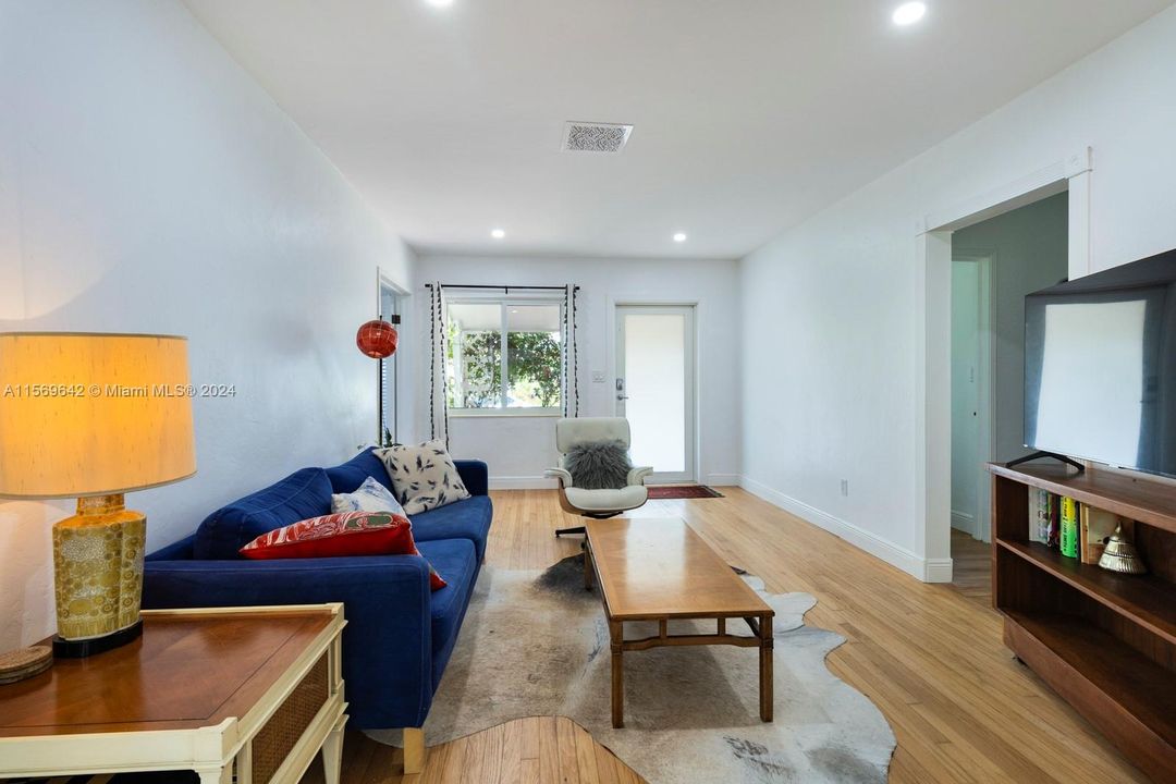 Active With Contract: $750,000 (3 beds, 2 baths, 1200 Square Feet)