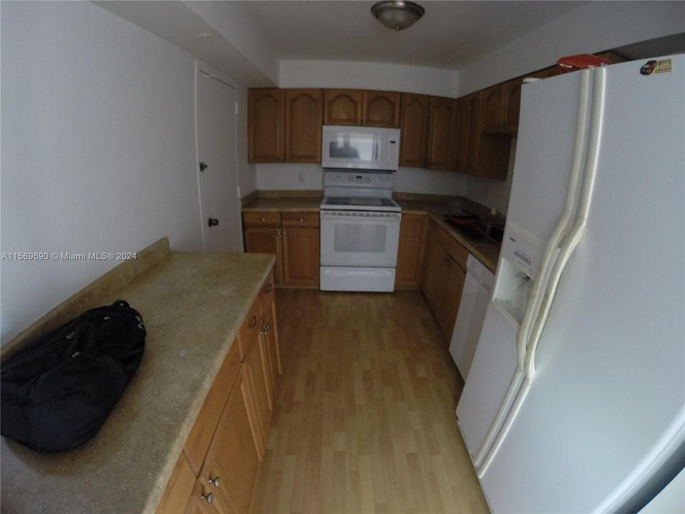 For Sale: $261,000 (1 beds, 1 baths, 705 Square Feet)