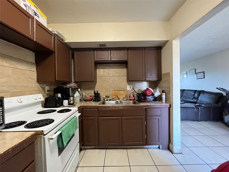 For Sale: $165,000 (2 beds, 2 baths, 1100 Square Feet)