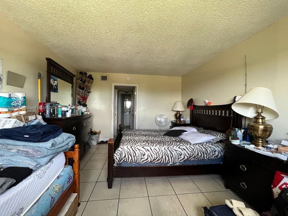 For Sale: $165,000 (2 beds, 2 baths, 1100 Square Feet)