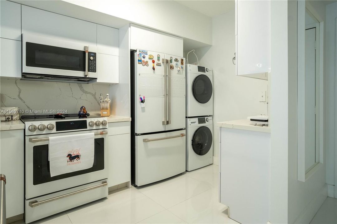 For Sale: $310,000 (1 beds, 1 baths, 685 Square Feet)