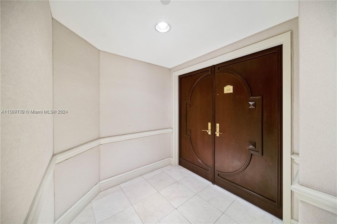出租: $12,500 (3 贝兹, 3 浴室, 2450 平方英尺)