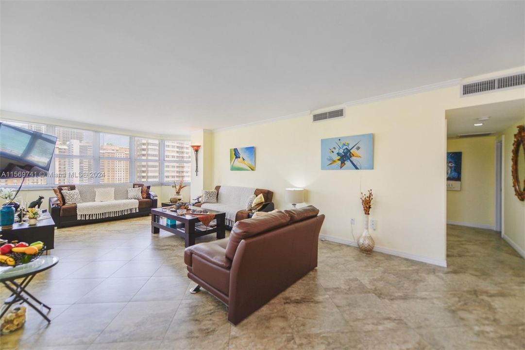 For Sale: $675,000 (2 beds, 2 baths, 1380 Square Feet)