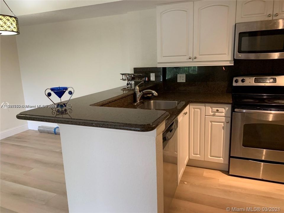 Active With Contract: $2,150 (2 beds, 2 baths, 965 Square Feet)