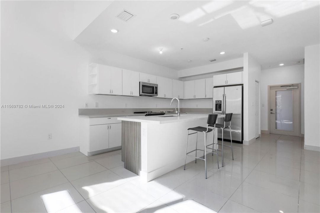 For Sale: $585,000 (2 beds, 2 baths, 1312 Square Feet)