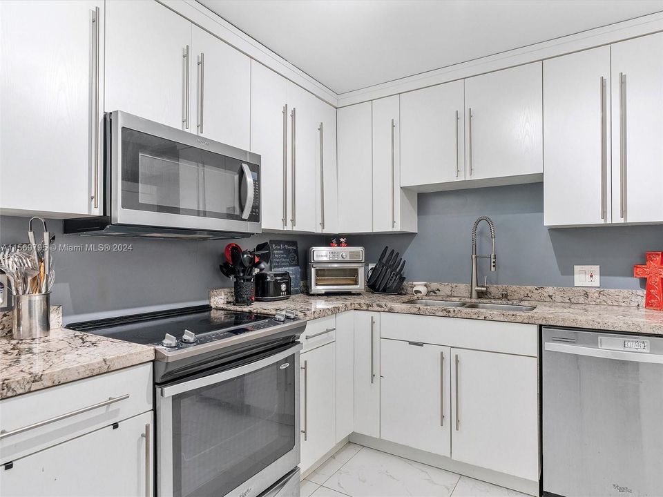 For Sale: $384,995 (2 beds, 2 baths, 1220 Square Feet)