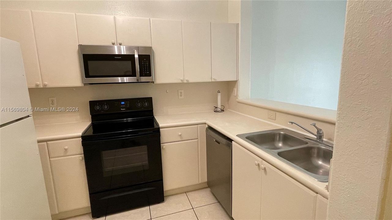 For Rent: $1,800 (3 beds, 2 baths, 1060 Square Feet)