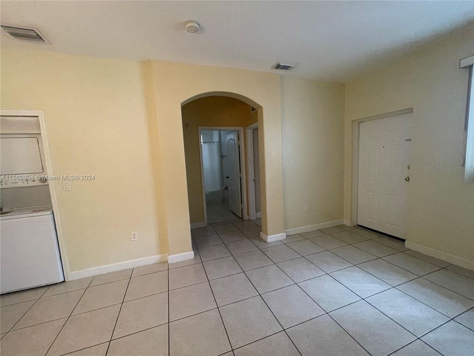 Recently Rented: $1,800 (3 beds, 2 baths, 1060 Square Feet)