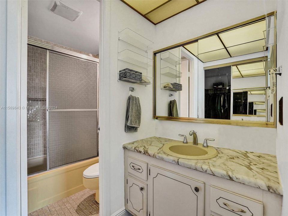 待售: $265,000 (1 贝兹, 1 浴室, 850 平方英尺)