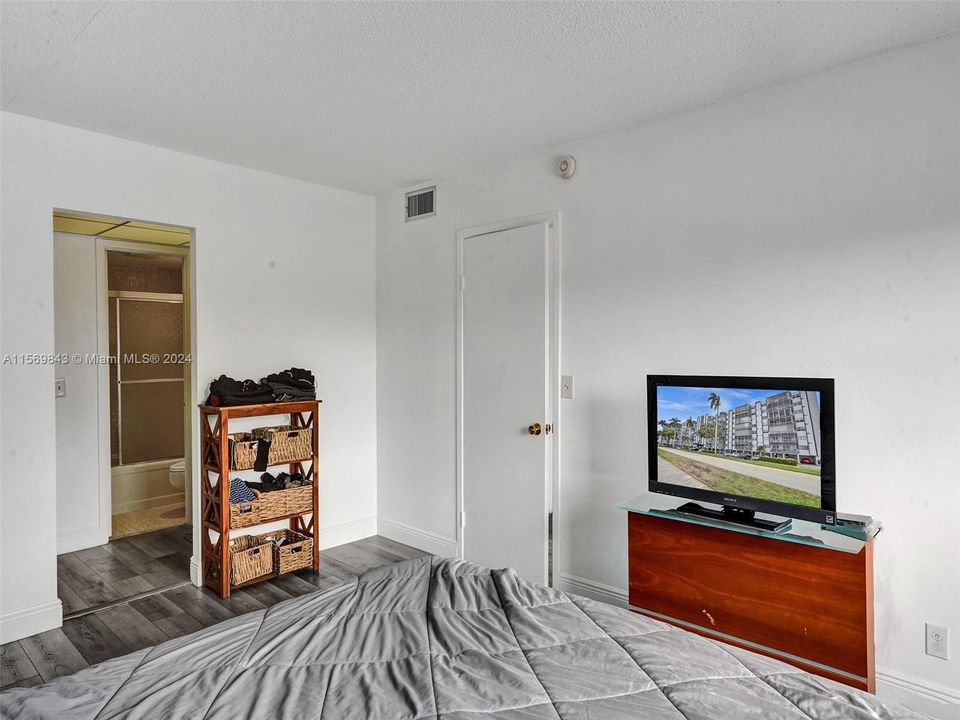 For Sale: $265,000 (1 beds, 1 baths, 850 Square Feet)