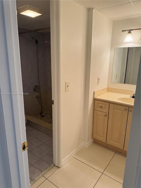 For Sale: $229,900 (1 beds, 1 baths, 758 Square Feet)