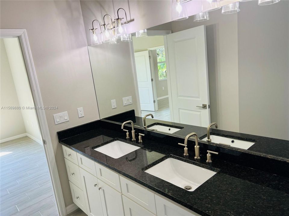 Recently Sold: $315,000 (4 beds, 2 baths, 1439 Square Feet)