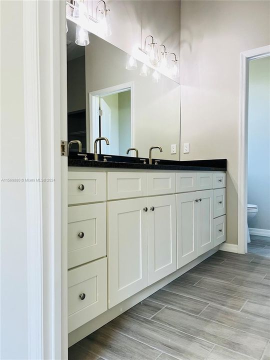 Recently Sold: $315,000 (4 beds, 2 baths, 1439 Square Feet)