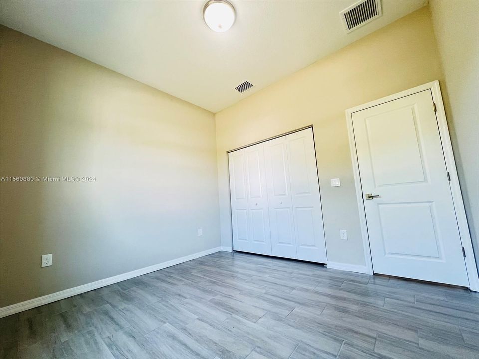 Recently Sold: $315,000 (4 beds, 2 baths, 1439 Square Feet)