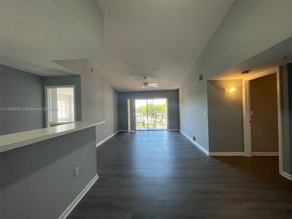 Recently Rented: $2,250 (2 beds, 2 baths, 966 Square Feet)