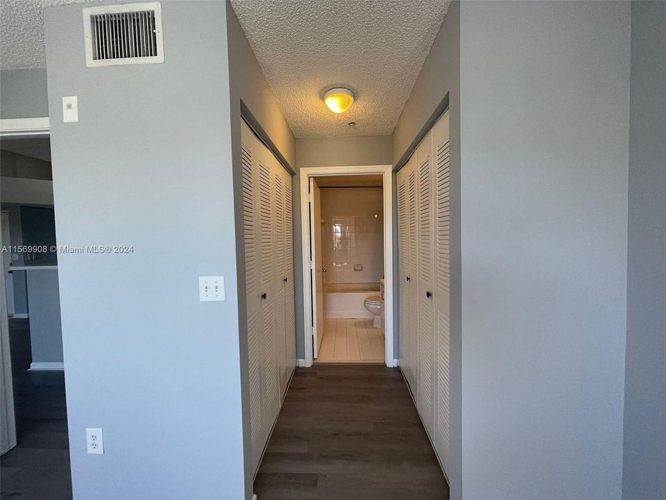 Recently Rented: $2,250 (2 beds, 2 baths, 966 Square Feet)