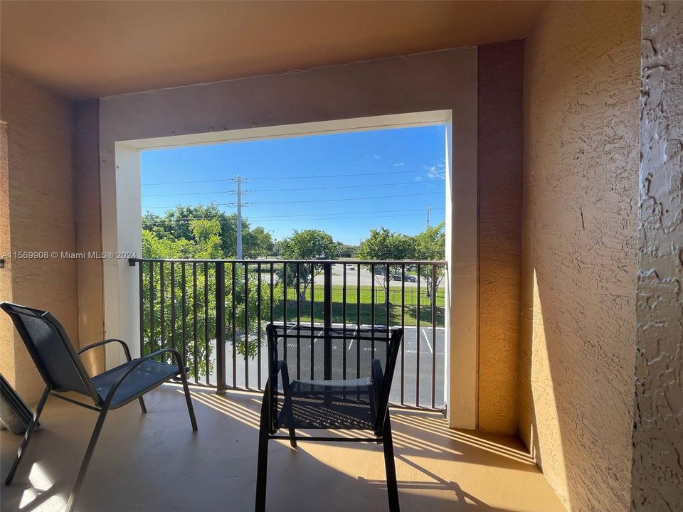 Recently Rented: $2,250 (2 beds, 2 baths, 966 Square Feet)