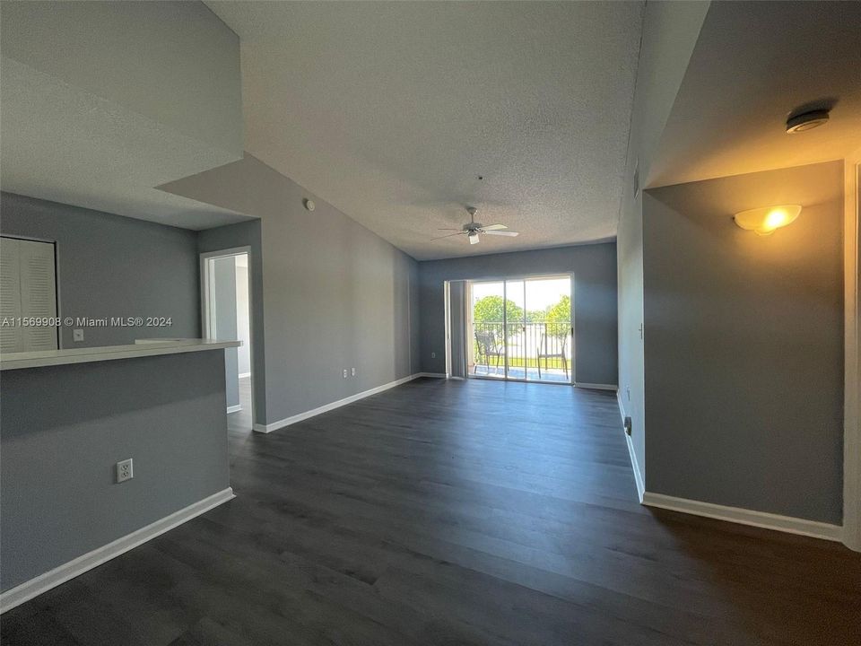 Recently Rented: $2,250 (2 beds, 2 baths, 966 Square Feet)