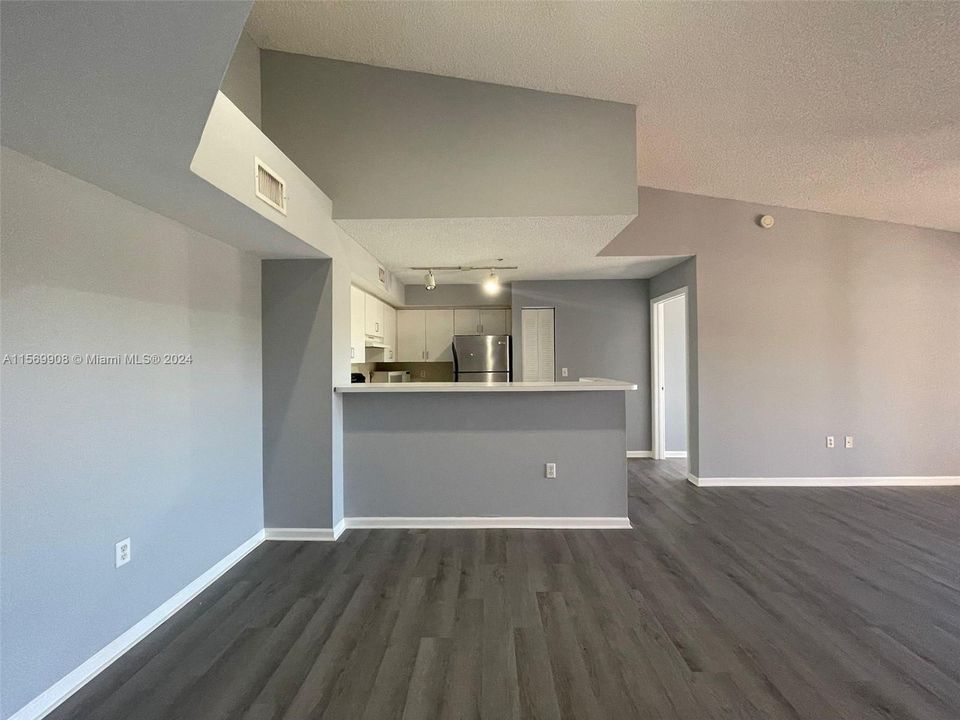 Recently Rented: $2,250 (2 beds, 2 baths, 966 Square Feet)