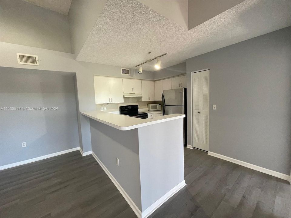 Recently Rented: $2,250 (2 beds, 2 baths, 966 Square Feet)