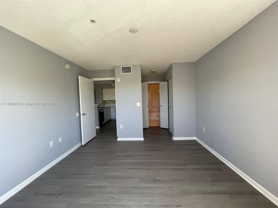Recently Rented: $2,250 (2 beds, 2 baths, 966 Square Feet)