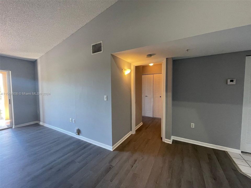 Recently Rented: $2,250 (2 beds, 2 baths, 966 Square Feet)