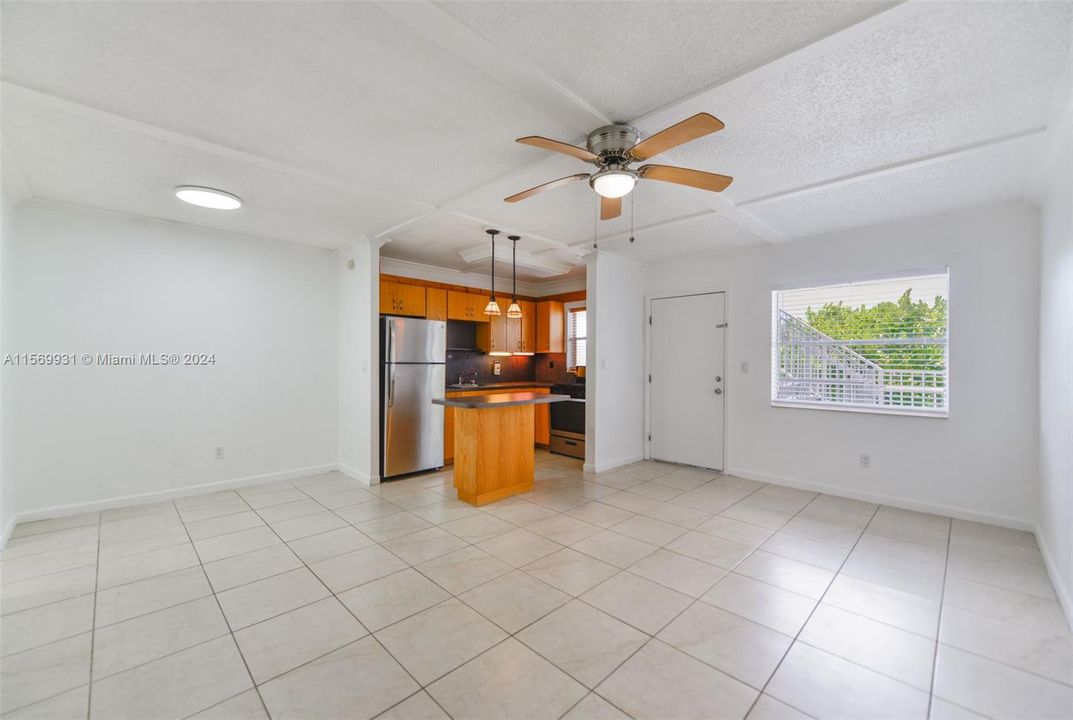 For Sale: $230,000 (1 beds, 1 baths, 571 Square Feet)