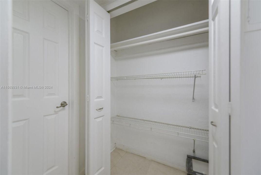 For Sale: $230,000 (1 beds, 1 baths, 571 Square Feet)