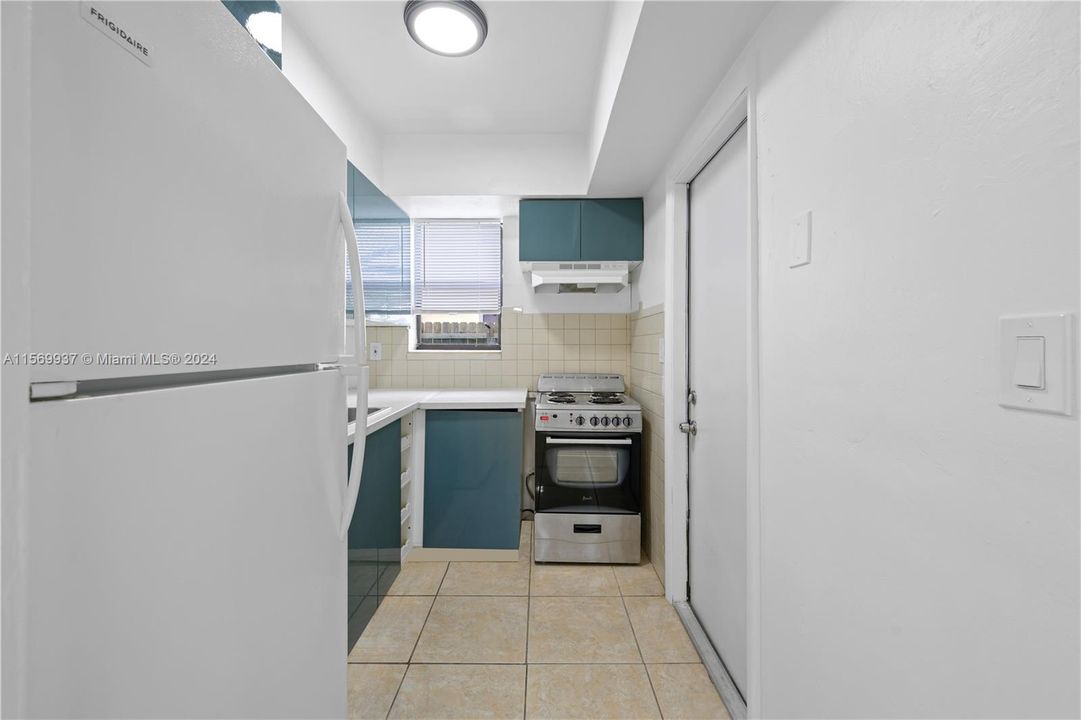 Active With Contract: $1,550 (0 beds, 1 baths, 650 Square Feet)