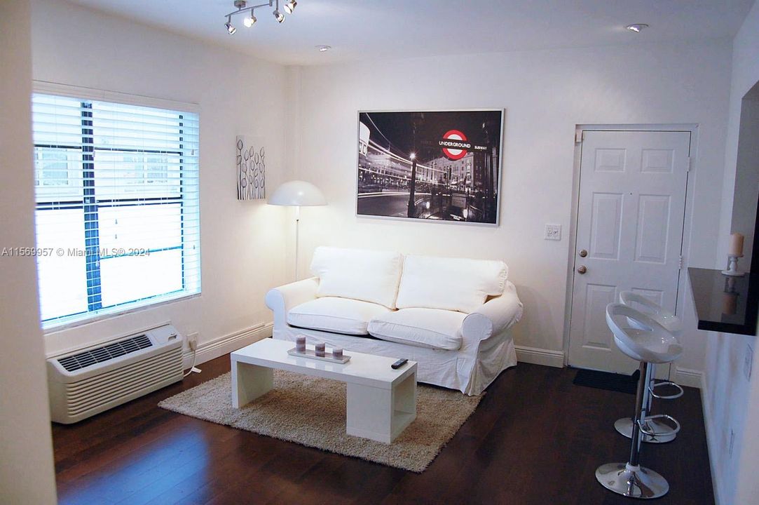 For Sale: $248,000 (1 beds, 1 baths, 470 Square Feet)