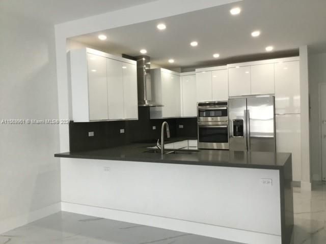 For Sale: $550,000 (1 beds, 2 baths, 1063 Square Feet)