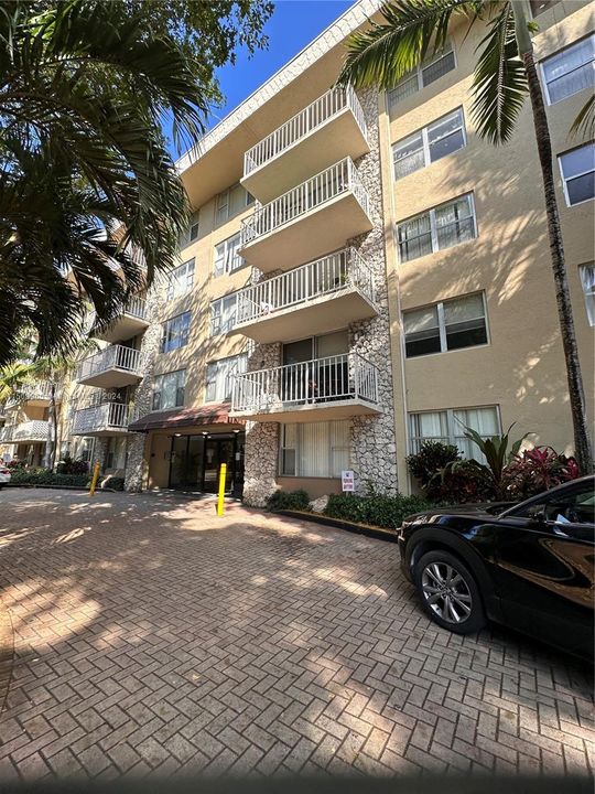 Active With Contract: $2,200 (2 beds, 2 baths, 895 Square Feet)