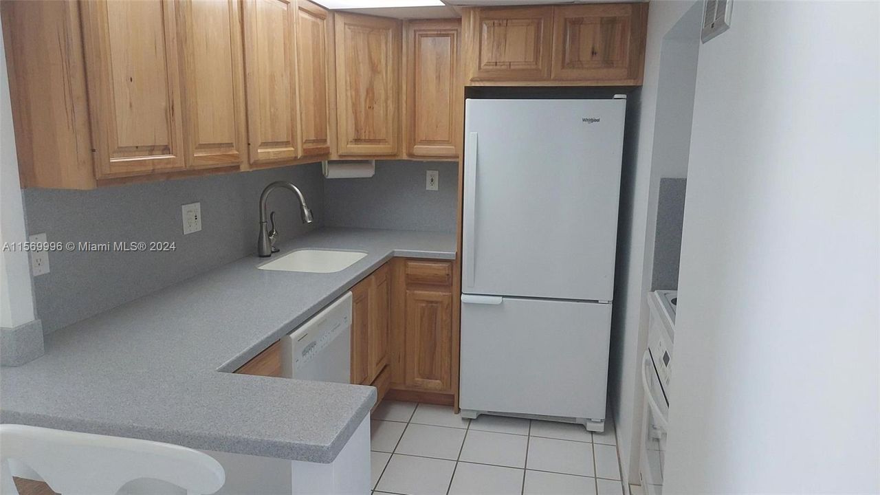 For Sale: $274,900 (1 beds, 1 baths, 704 Square Feet)