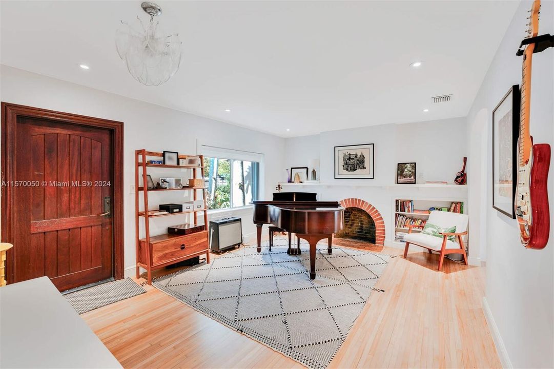 Active With Contract: $1,075,000 (3 beds, 2 baths, 1554 Square Feet)