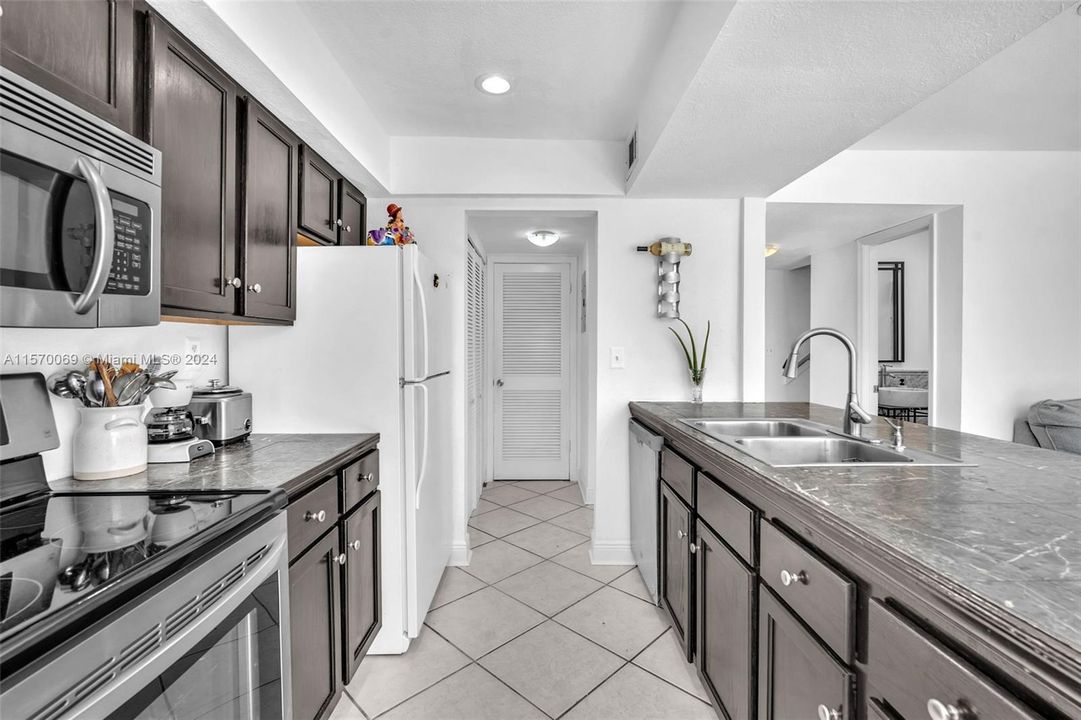 For Sale: $274,000 (2 beds, 2 baths, 1099 Square Feet)