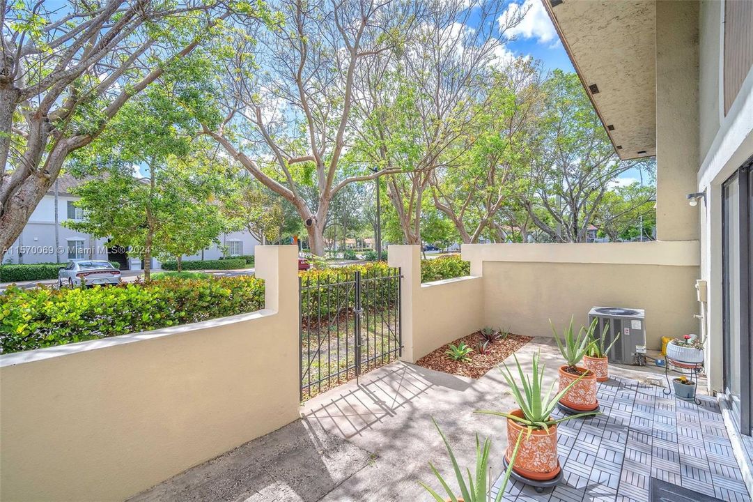 For Sale: $274,000 (2 beds, 2 baths, 1099 Square Feet)