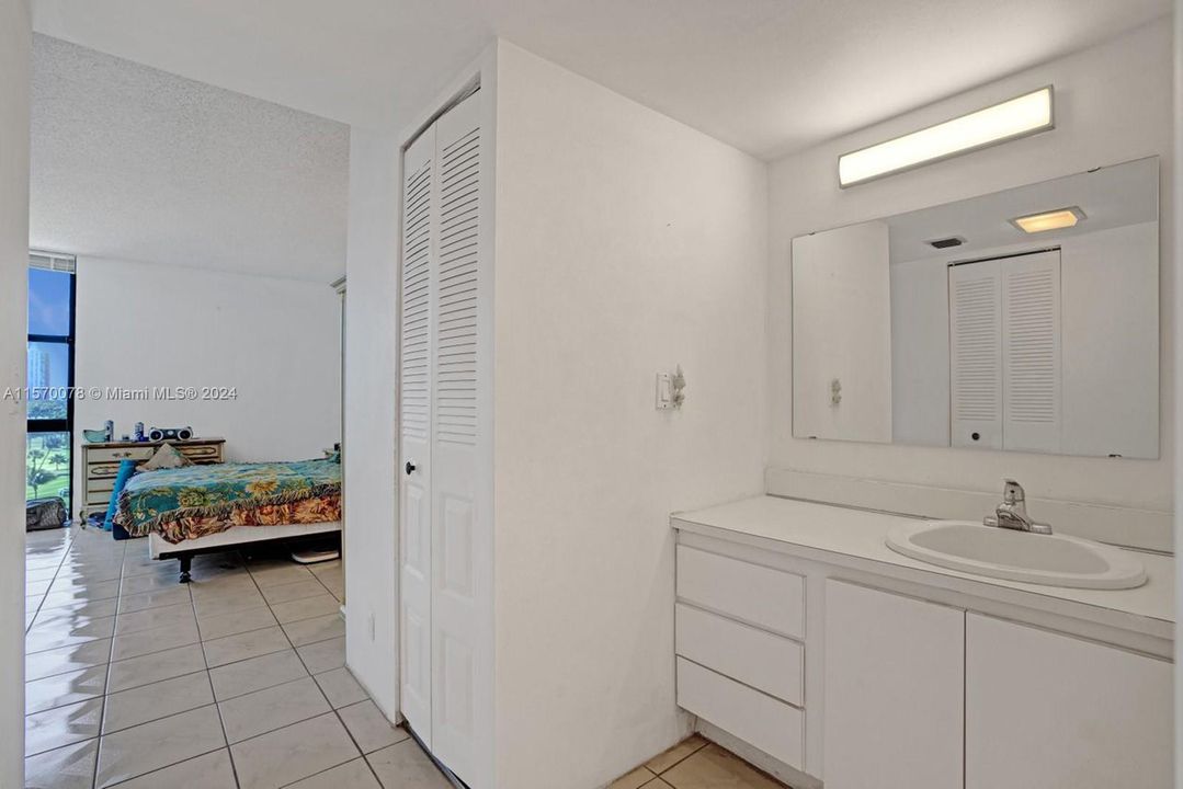 For Sale: $230,000 (1 beds, 1 baths, 913 Square Feet)