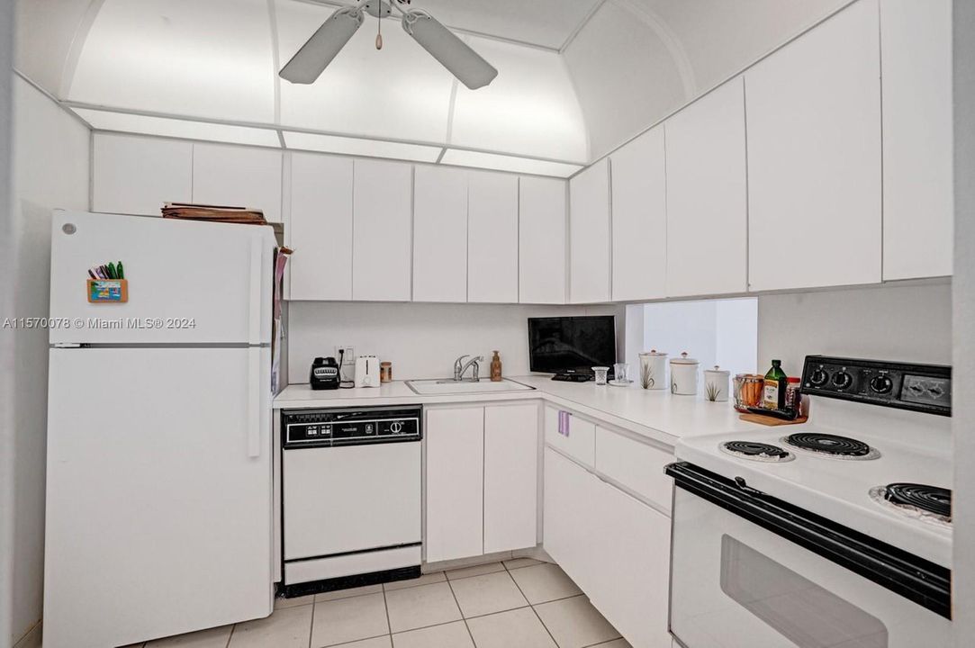 For Sale: $230,000 (1 beds, 1 baths, 913 Square Feet)