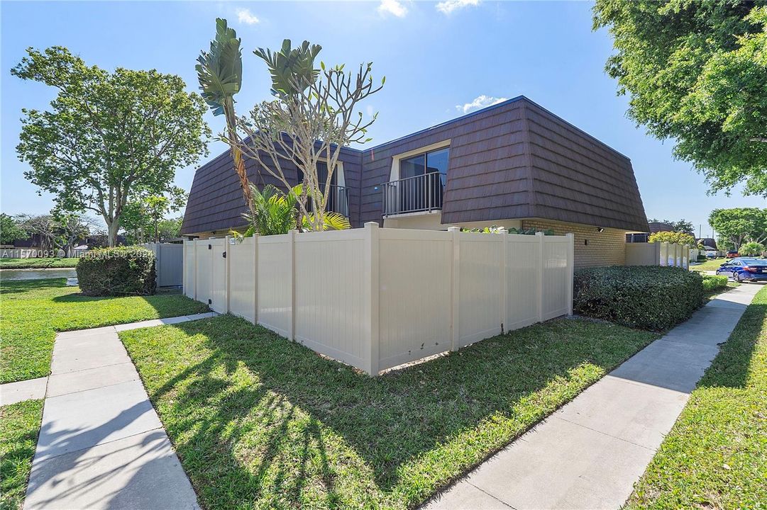 Active With Contract: $265,000 (2 beds, 2 baths, 1236 Square Feet)